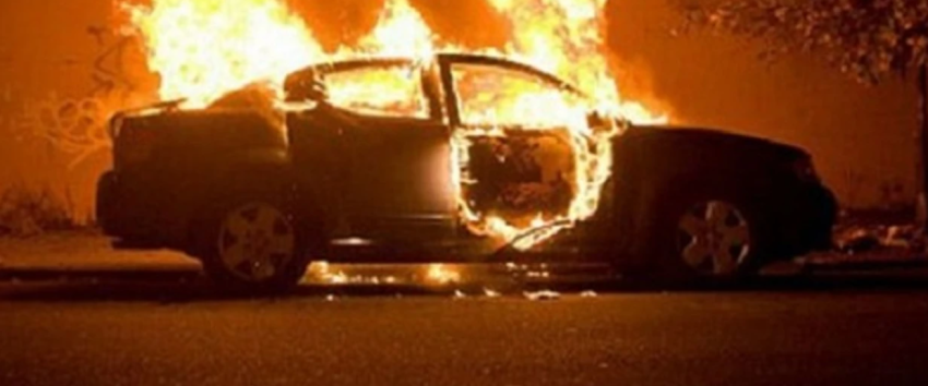 Zjarr në Gjevgjeli, dy makina përfshihen nga flakët