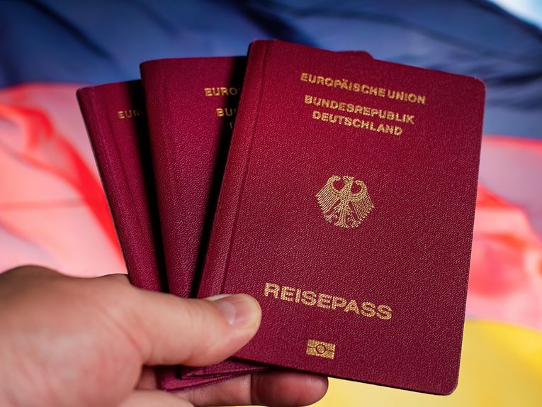Natyralizimet në Gjermani kalojnë për herë të parë shifrën 300,000 në vitin 2025