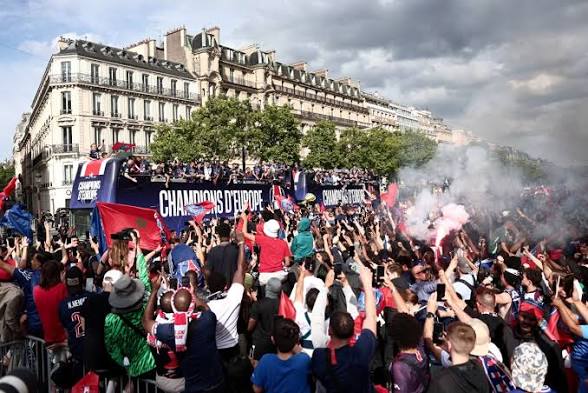 Kaos në Paris, festimet e PSG-së përfundojnë me trazira