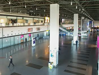 Kapet në Aeroportin e Shkupit grabitësi i dyshuar i bastores në Tetovë
