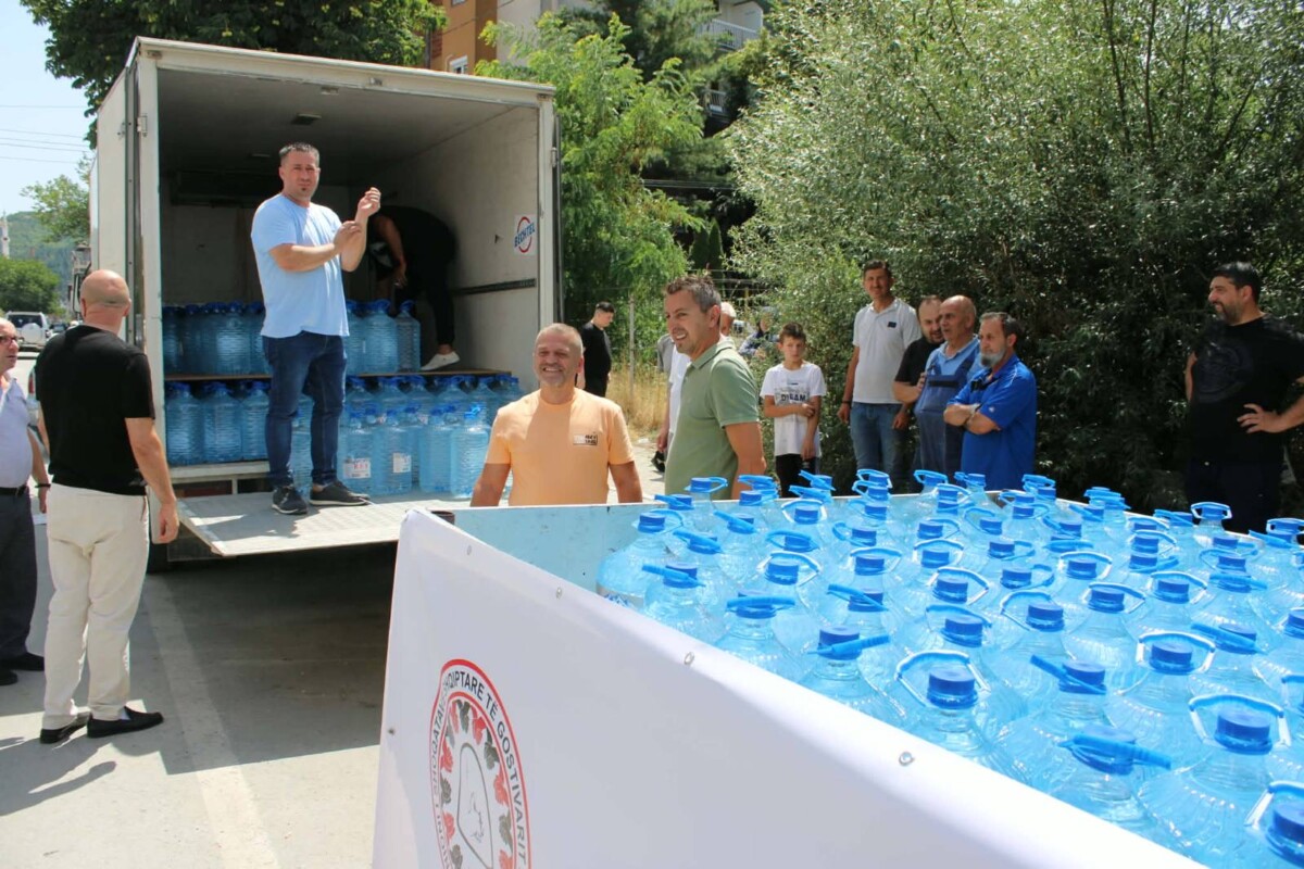 Solidaritet nga diaspora: 6 mijë litra ujë për Gostivarin shpërndahen nga mërgimtarët